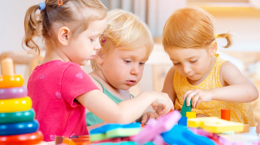 preschoolers-silently-playing-in-the-classroom
